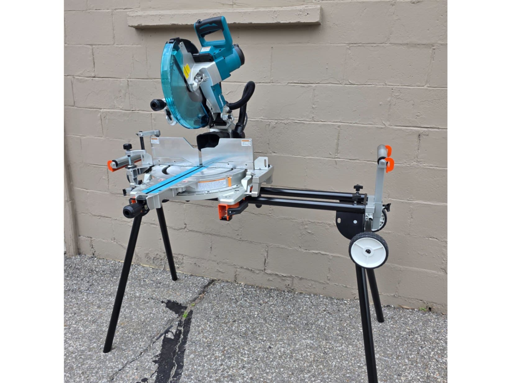 Makita 12" 120V Dual-Bevel Sliding Compound Miter Saw Laser With Stand Third Image