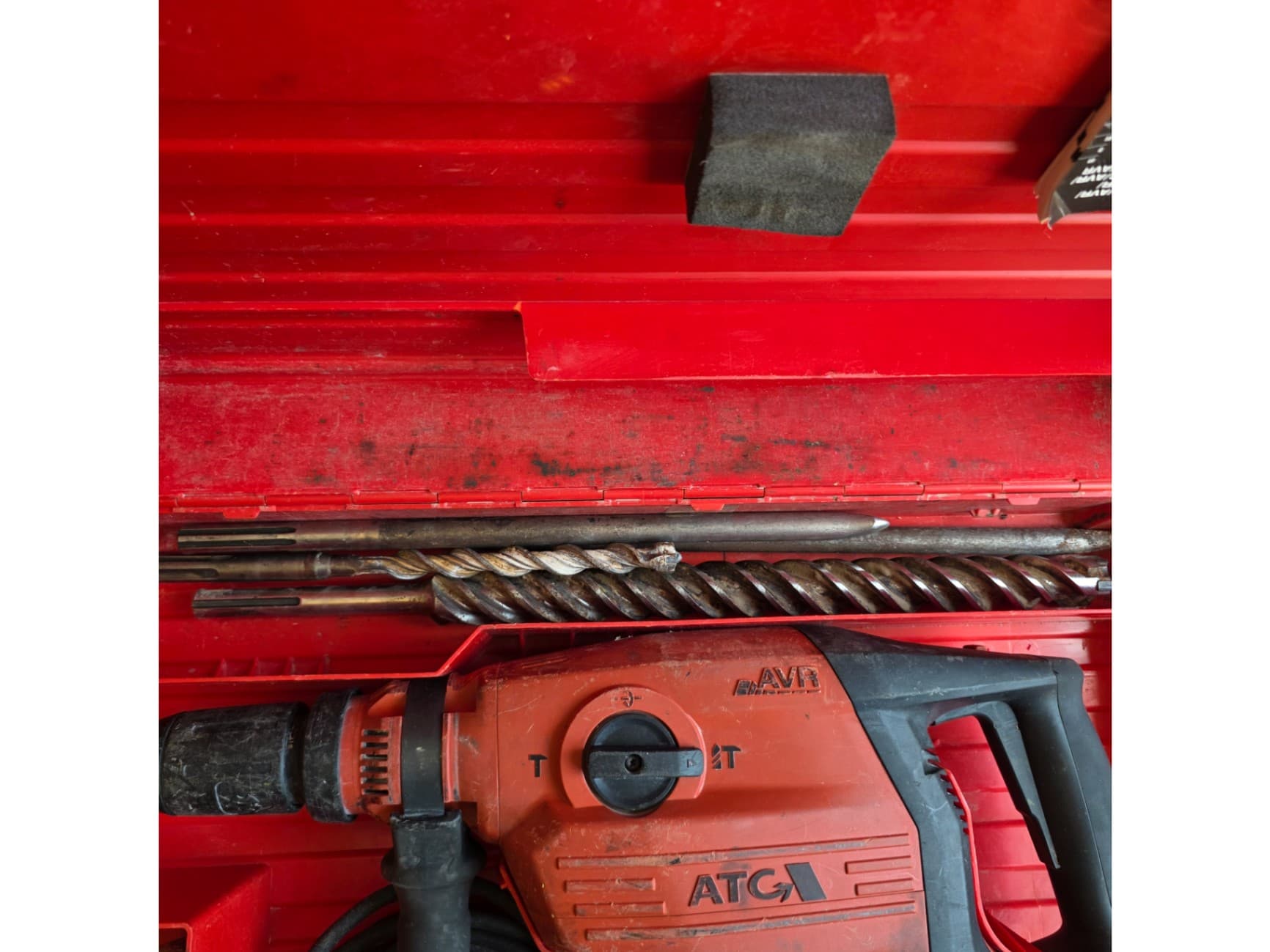 Hilti TE 70-ATC Rotary Hammer Drill With Bits Second Image