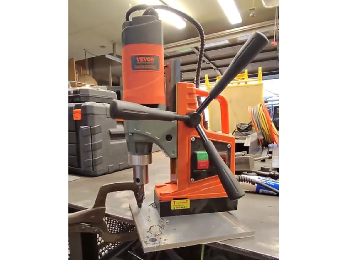 FOR RENT – VEVOR Mag Magnetic Drill Press 1.57" Bore 2922lbf/13,000N Base 810RPM With Drill Bits Main Image